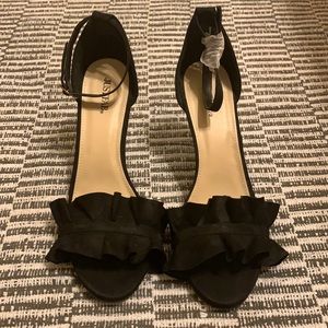 NWT Just Fab black frilly heels